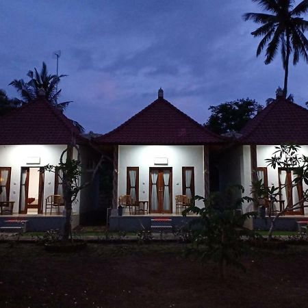 Santhi Guna Bungalow Toyapakeh Exterior foto